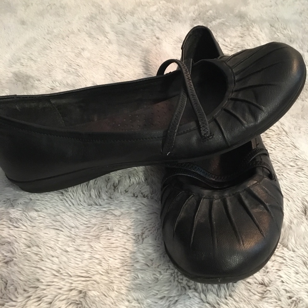 ACCEPTING OFFERS Black leather flats